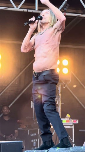 🔥👕 Red Hot Chili Peppers & Iggy Pop – the mic never stood a chance against that first growl