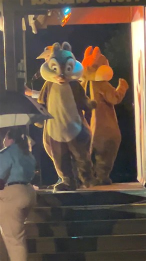 Chip ‘n’ Dale’s Campfire Sing-A-Long in the rain #waltdisneyworld #fortwildernesscampground #chipndale #chipndalescampfiresingalong #floridaweather #fblifestyle #disneyover50 | DisneyOver50