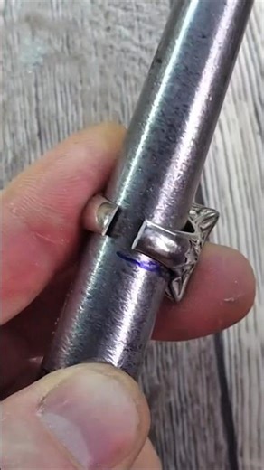Как уменьшить размер кольца?How to reduce ring size?. #crystals #украшенияскамнями #jewelry