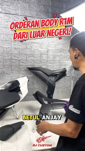 DjCustom Art Modification on Instagram: "Body belakang r1m sampai lintas negara?! . Mau modifikasi motor kesayangan kalian? Atau repaint body / velg motor kalian? Atau mau Custom motor & konsultasi modifikasi? Atau mau custom per kaki” an ? Tenang Bisa langsung dm kita aja ! . Info Contact : 0896-3360-5000 (Daffa) 0896-59-5000-19 (Azka) . #djcustom57 #r15 #r1m #r1old"