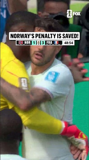 Jørgen Strand Larsen's penalty kick is saved by Mike Maignan 🧤