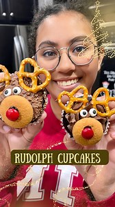🎄 Easy Rudolph Reindeer Cupcakes No-bake, no stress, and oh-so-cute! These reindeer cupcakes are the sweetest way to bring holiday cheer to your dessert table. Perfect for kids to join in on the decorating fun! ✨ Ingredients Cupcakes with frosting (store-bought or homemade) Pretzels (antlers) Nilla Wafers (muzzles) M&M’s (brown for noses, red for Rudolph) Candy eyes ✨ Instructions 1️⃣ Place a Nilla Wafer in the center of each cupcake. Add an M&M for the nose—brown for the crew, red for Rudolph!