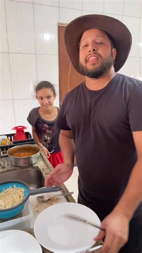 𝐀𝐥𝐞𝐱 𝐑𝐨𝐝𝐫𝐢𝐠𝐮𝐞𝐬 on Instagram: "Preparando prato da Isadora."