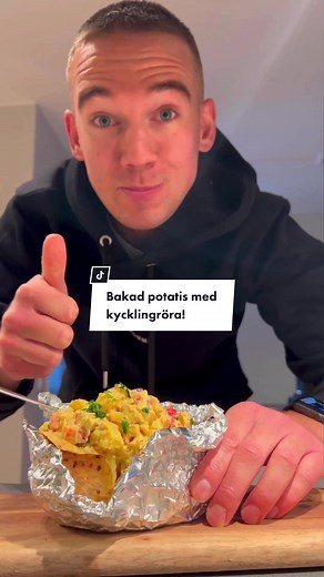 Bakad potatis med godaste currykycklingröran!! 😍🫶🏼 Vet ni vad som är så fiffigt med den här röran? Att den funkar precis lika bra till den bakade potatisen som till wrapen. Måste man välja? Nej snabbfixad wrap till lunch och bakad potatis till middagen. Kanon!! 💛 Klicka på SPARA och testa den här röran! Gillar du bakad potatis eller kör du en wrap istället? 🫢 Det enda du behöver är.. 1 stor bakpotatis 250g grillad kyckling (jag köpte sån färdigskivad) Ungefär 1,5 dl crème fraîche En klick m