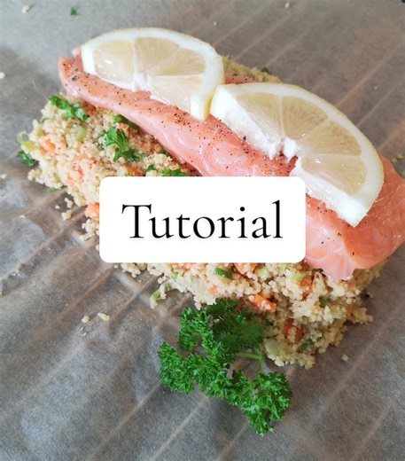 Lachs mit Couscous 🍋🐟 Lachs mit Couscous Zutaten (für 3 Personen): • 3 Lachsfilets • 4 Möhren • 1 Bund Frühlingszwiebeln • Öl zum Anbraten • 250 g Couscous • ½ TL Zimt • 1 TL Currypulver • 700 ml Gemüsebrühe • 1 Bio-Zitrone • etwas frische Petersilie • Salz & Pfeffer Zubereitung: 1️⃣ Möhren klein würfeln, Frühlingszwiebeln in dünne Scheiben schneiden und in etwas Öl anbraten. 2️⃣ Couscous, Gemüsebrühe, Zimt, Currypulver dazugeben. Gut verrühren und ca. 5 Minuten quellen lassen. 3️⃣ Zitronensch
