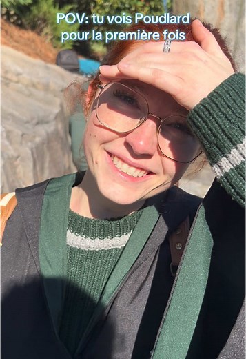 Aujourd’hui, j’ai réalisé un de mes plus grands rêves. J’peux même pas compter le nombre de fois où j’ai pleuré de joie en voyant Poudlard devant moi ❤️ Depuis aussi loin que je me souvienne, l’univers d’Harry Potter a toujours fait partie de ma vie. J’ai grandi avec cette franchise, et elle occupe une place tellement spéciale dans mon cœur. Marcher dans le Chemin de Traverse, explorer Pré-au-Lard… c’était purement magique. Pour la première fois de ma vie, j’ai senti que j’appartenais vraiment à