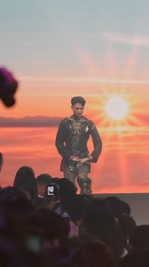 149K views · 7.2K reactions | 人生中的第一次「台步」就獻給 臺北時裝週 Taipei Fashion Week了 謝謝Yenline老師的肯定和信任，讓我有這個機會將太極帶上伸展台 謝謝Zong老師的特別編曲 謝謝工作團隊的各位老師與貴人們鼎力相助 太極心旅，圓滿成功。 Designer: Yenline Taichi: Johnny Sun Music: Zong Photographer: Yao Jin #taipeifashionweek #taichi #wushu #fashion #太極心旅 | 孫家閎Johnny Sun | Facebook