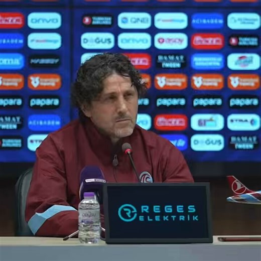 Bir fıkra var ya Trabzonlu matematik öğretmeni öğrencisine yedi verecek ama kafası karışıyor,yanındaki bir başka Trabzonlu edebiyat öğretmenine 7 T ile mi yazılıyor D ile mi diyor.Edebiyat öğretmeni düşünüyor, o da içinden çıkamıyor“Ne uğraşıyorsun, ver ona 8 gitsin” diyor😃 Turgay Bey de galibiyet G ile mi başlıyordu K ile mi diye düşünürken kelimeyi söyleyemedi sanırım😃