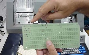 【科技】早期程序员是这么打卡的！_1964 IBM 029 Keypunch Card Punching Demonstration