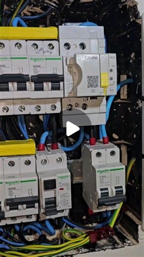 Jose Luis | 𝗚𝗶𝗹-𝗤𝘂𝗶 | Electricista por pasión y vocación on Instagram: "Apriete correcto perfecto no perder garantía 🦾 . . Con la ayuda de nuestro destornillador dinamométrico de @wihausa . . Y nuestro I.Diferencial favorito #REC4 de @circutor_es calidad PRO #electricidad #electricista #cuadroelectrico"