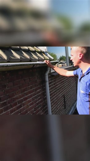 Homekeur 🏠 Bouwkundige keuring on Instagram: "De woning heeft een pvc dakgoot, en op zichzelf is dat prima. De goot is nog niet ernstig vervuild, maar zou wel een keer schoongemaakt moeten worden om verstopping en wateroverlast te voorkomen. ㅤ Wat meer zorgen baart, zijn de gootbeugels – de beugels die de dakgoot dragen. Deze zijn flink aan het roesten. Als dat proces doorgaat, breekt uiteindelijk vanzelf een keer een gootbeugel, met alle gevolgen van dien. Tijdig onderhoud is hier dus nodig. ㅤ