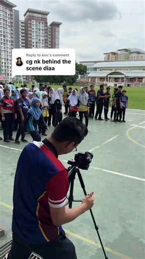 Replying to @𝘼𝙣𝙞𝙨. Ingat senang ke nak handle hampir 300 murid ni 🤣. Walaupun agak sukar, video ni diambil dalam satu shot sahaja. #tahun6 #batch13 #hariakhir #tvpss #sekolahrendah