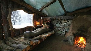 史诗级庇护所！仅用树皮，在野外造个家 | 零成本Bushcraft生存营