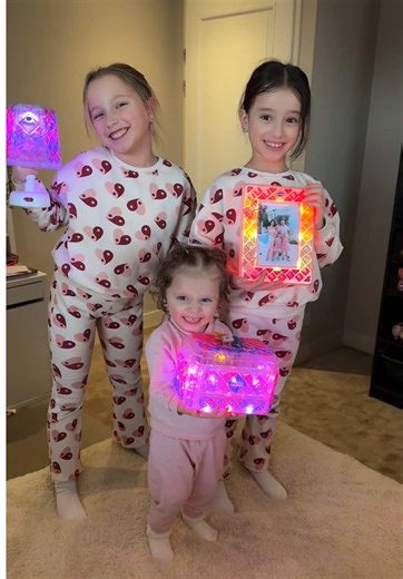 Zó stil is toch altijd zorgelijk hè?🤭😂 Maar speeltijd voor de meiden en warme koffie voor mama.🥳 De Mosaic Magic Lights items van @VTech Speelgoed zijn echt een succes hier!🤩 • #fun #speelgoed #vtech