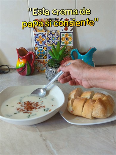 Crema de papa bien suave y calientita, coronada con tocino frito crujiente que le da el toque perfecto. Un platillo sencillo, cremoso y totalmente reconfortante. #crema #papa #tocino