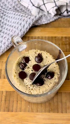 🍪 Cookie mugcake på 2 minuter Ibland vill man bara ha något varmt, mjukt och gott – utan krångel. Perfekt som frukost, fika, kvällsmys eller bara när du blir sugen på nått riktigt gott! ✨ Recept 👩🏼‍🍳 1 dl havregryn 0,5 banan 0,5 dl mjölk 1 ägg 1 krm bakpulver valfritt: en nypa salt och ca 1 tsk honung Mixa och ställ in i micron i 2 minuter på 700w. Sen är det klart ✅ . . #recept #cookie #mugcake #cookiemugcake #lättlagat | HälsoSanna Susanna Jungblom