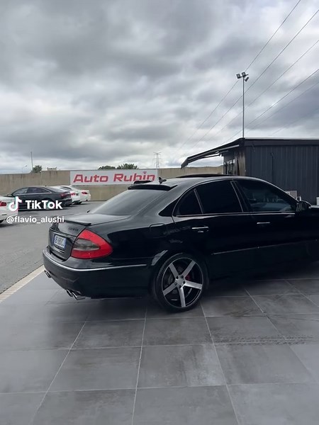 Exploring the Mercedes W211: Performance and Features