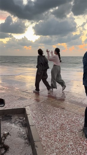 ‎ماجد‎ on Instagram‎: "این‌ روزهای بوشهر واقعا دیدن داره موج دریا یک طرف بار‌ون رعد‌برقش یک طرف #بوشهر #bushehr"‎