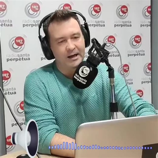 Electronica Perpetua| Música y curiosidades remember on Instagram: "Hoy es el Día Mundial de la Radio 📻 y esta foto no es postureo: es memoria. Ahí estaba yo, hace tres años, presentando por primera vez lo que entonces era solo una idea con muchas ganas y pocos precedentes. El audio que suena de fondo es la presentación de mi primer programa en Radio Santa Perpetua, cuando Electrónica Perpetua todavía estaba naciendo. Desde entonces han pasado horas de estudio, nervios antes de darle al micro,