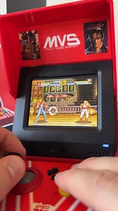 🏆UNICO MVS Mini 3.5吋 🙌🏻迷你小街機 (預載45 款 SNK經典遊戲) 🕹️ ⭐️正版SNK授權😎👍 🕹️擁有 45 種授權的經典街機遊戲，為所有年齡段的遊戲玩家帶來終極懷舊之旅 •⁠ ⁠45 款 SNK 經典遊戲，包括《拳皇》﹑《侍魂》﹑《餓狼傳說》和《越南大戰》等.. •⁠ ⁠理想的禮物選擇 •⁠ ⁠便攜式娛樂 •⁠ ⁠專業遊戲體驗 •⁠ ⁠多功能且方便 •⁠ ⁠多人遊戲樂趣 •⁠ ⁠持久的電池壽命 •⁠ ⁠無盡的娛樂 期間限定送鎖匙扣仔 數量有限，送完即止🙇🏻‍♀️ ✅優惠價購買：https://www.slash-trading.com/products/unico-mvs-mini-arcade-game-preloaded-with-45-snk-classic-games ✅全線產品：https://www.slash-trading.com/ 🥳而家加入會員優惠多多🥳 🙌🏻現凡註冊加入做新會員即送購物金🎁會員生日仲有生日購物金送添架🎉 🎁另只需購物滿$500即送購物金🎁多買多送! 📦全店購物滿$500即可免費送貨上