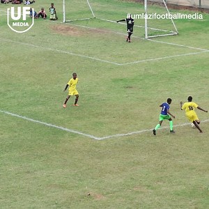 Right winger going up against opposition defense trying to find space inside the box to do his magic. 🎥: Umlazi Football Media #LasukaLahlala #fblifestyle #Umlazi | Umlazi Football Media