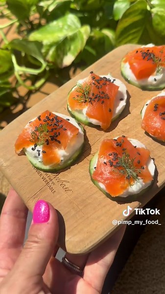 Toasts de concombre, fromage frais et truite fumée
