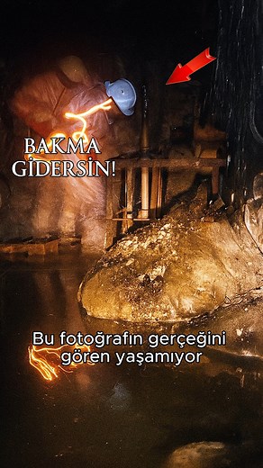 Bu karede gördüğünüz maddeye “Elephant’s Foot” (Fil Ayağı) deniyor. 1986 Çernobil felaketinden sonra, eriyen reaktör çekirdeği zemin katları delerek aşağıya indi ve zirkonyum, uranyum, cam, beton karışımı ölümcül bir corium yığınına dönüştü. Radyasyon seviyesi başlangıçta saatte 10.000 roentgenin üzerindeydi. Bu doz, 30 saniyede kusma, 1 dakikada iç kanama, birkaç dakika içinde ölüm anlamına geliyor. İlk fotoğrafı çekmek bile ölüme meydan okumaktı. Görüntü, doğrudan çekilemediği için bir aynayla
