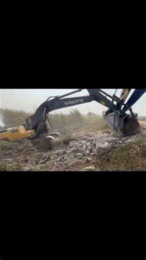 Excavator vs. Swamp: The Ultimate Mud Recovery Mission