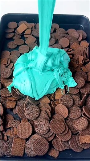 An immersive process of making "strawberry-only snowflake crisps" using sugar-free marshmallows