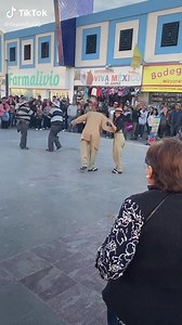 Pachuco bailarin baila cumbia asi ... | Grupo Revilla Music