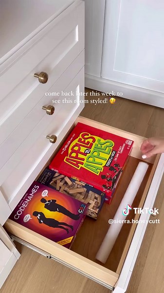 Customizable and Cozy Murphy Beds for Guest Rooms