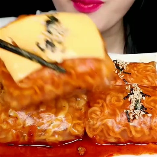 samyang roll ! 🍜💢 #foodtiktok #mukbangs #mukbangvideo #foodtok #asmrmukbangfood #foodasmrvideo #asmreating #mukbang #foodtok #foodlover #mukbangkorea #samyangnoodles #foodasmr #deliciousfood #foodtiktok #asmrmukbang #asmrtiktoks #asmrfood #asmrmukbangfood #foodasmrvideo