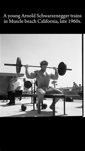 A young Arnold Schwarzenegger trains in Muscle beach California, late 1960s. #shorts #gym