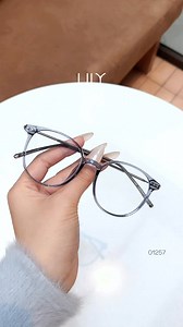 81 reactions · 32 comments | Em kính cân mọi dáng mặt mọi tone da đây rồi 殺 Gọng kính thanh mảnh, chất liệu an toàn với làn da gọi tên mã kính 01257 #kinhmatlily #LookandCare | Kính mắt Lily | Facebook