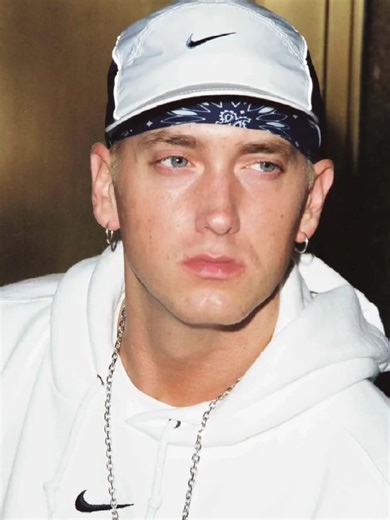 Mucha gente dice que Eminem solo sigue vivo porque está protegido por Dr. Dre. . . . . . . . . #eminem #drdre #rapper #famosos #50cent