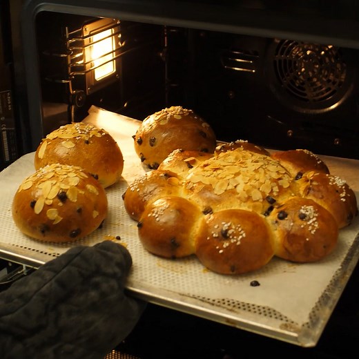 Der Schweizer Königskuchen wird traditionell am 6. Januar gebacken, in dieser Variante mit Schokolade 😊 Backst du deinen Königskuchen selbst oder holst du ihn beim Bäcker? Rezept für 1 Dreikönigskuchen mit 8 Aussenteilen und 3 Königsbrötchen Zutaten Vorteig 140 g Weissmehl 90 g Milch 10 g Weizen Anstellgut Hauptteig Vorteig 400 g Weissmehl 20 g Frischhefe 20 g Zucker 250 g Vollmilch 10 g Salz 50 g Butter 40 g Mandeln, gemahlen und geschält 1/3 Orange, Abrieb 2 g Backmalz 90 g backfeste Schokola