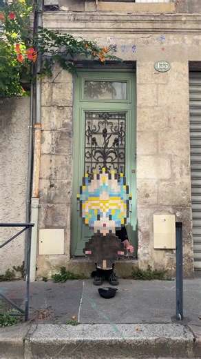 8-bit street performer ♥️ UP DOWN JUMPER 🎥 @Leon Klütsch #8bit #updownjumper #joker