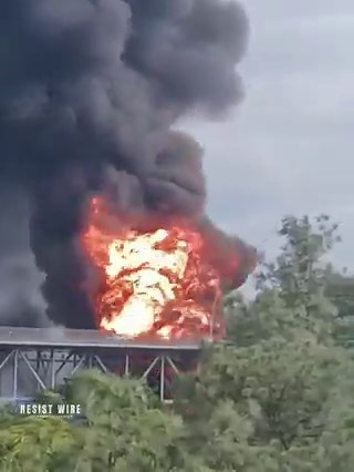 ❗️⚠️🇵🇦 - A powerful explosion and intense fire broke out Monday afternoon, April 6, 2026, in the Balboa fuel storage area directly beneath the iconic Bridge of the Americas (Puente de las Américas) in Panama City. The blaze started when a tanker truck dispensing fuel suddenly ignited and exploded around 4:12 p.m. local time. Flames quickly spread to two additional tanker units, sending thick black smoke billowing into the sky and forcing the temporary closure of the bridge in both directions.P