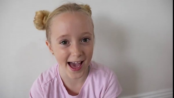 Beagle helps little girl bathe her baby doll