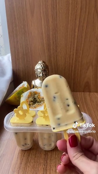 Picolé Saudável 1 iogurte natural 1 maracujá 1 banana nanica ou prata congelada 4 colheres de (sopa) leite em pó Misture tudo no Mixer ou Liquidificador #picole #popsicle #sobremesa #doce #sobremesasaudavel #sobremesarapida #sobremesagelada
