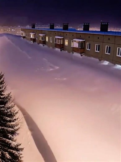 Timelapse: A 5-Story Building Gets Buried Overnight ❄️😳