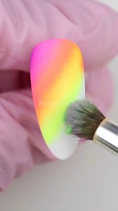 Uñas efecto Tornasol 💅🏼✨ Nail Art Materiales: -Gel polish white -Pigmentos -Top coat -Top matte -Gel painting Chroma silver (Gloss Over) -Pincel liner M | Melisa Rocha