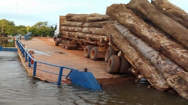 10 Extreme Logging and Heavy Equipment Trucks on Dangerous Paths