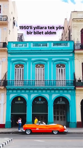 1950’li yıllara tek yön bir bilet aldım... 🎟️🇨🇺 Havana’ya adım attığınız an takvimler işlevini yitiriyor. Etrafta ne son model arabalar var ne de herkesin elinde telefonla yürüdüğü o modern kaos. Sadece renkli duvarlar, klasik Amerikan arabalarının motor sesi ve her sokaktan yükselen müzik var. Burası sadece bir şehir değil, açık hava müzesi gibi. İnternetin zor çektiği ama insan ilişkilerinin “full çektiği” o yer. Zamanın durmasını istediğim tek yer burası oldu. #seyahat #gezi #gezgin #havan