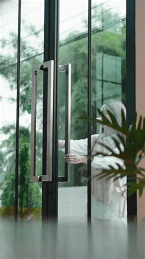 clip-4003825783-surprised-asian-woman-arriving-birthday-party-bangkok