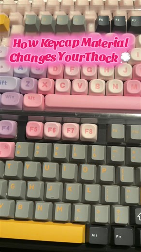 Another keeb mod lesson for the cozy click crew! 💡 Did you know keycap material and thickness can totally change your sound profile? Thicker MOA keycaps dampen the sound more — giving you that deeper, creamier thock 🎧 Here’s a side-by-side sound test: stock keycaps   Rainy switches ☁️ vs MOA caps. Which sound are you vibing with more — bright clack or deep thock? 👀 🧷 Comment your pick below & follow for more sound tests, keeb tips, and cozy mods! @Aula @XVX Channel #keyboardsoundtest #mechan