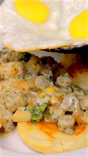 Have you tried the Brunch Pot Pie yet? If not, what are you waiting for? Send this to your brunch buddy and meet us at Toasted 🥧🍳 📍 Toasted Yolk Myrtle Beach ⏰ 7 AM – 3 PM | The Toasted Yolk Cafe