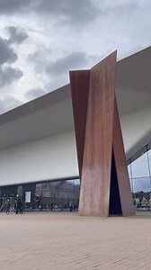 On Tuesday, March 26, American sculptor Richard Serra (1938-2024) passed away. His steel sculptures often have a strong impact on the viewer due to their material, scale, and form. A prime example is the monumental ‘Sight Point’; which has been an iconic sculpture for the Stedelijk and for the city since 1975. Richard Serra has done a lot for the museum, starting as early as 1969 with the exhibition ‘Op Losse Schroeven’. We are grateful for our long-term collaboration with the artist. – Op dinsd