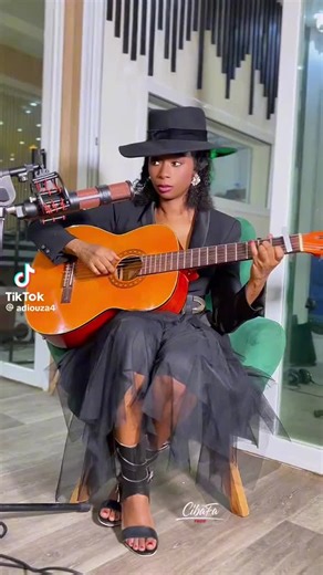 Adji Kane Ouza Diallo, nota artisticamente come Adiouza, è una cantante senegalese 🇸🇳 figlia del famoso artista Ouza Diallo (Ousmane Diallo), che ha sviluppato uno stile musicale unico mescolando mbalax, pop, soul e R&B, con testi che trattano temi sociali e culturali senegalesi, ed è stata introdotta alla musica dal fratello Cheikh Lô, diventando una delle voci femminili più importanti della scena musicale del Senegal. Adji Kane Ouza Diallo, nome d'arte: Adiouza, nata a Dakar, in Senegal, fig