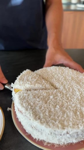 Gâteau nuage orange & coco 🍊🥥 qui en veut une part ? 🤪 Moelleux, aérien, ultra frais. Une génoise au zeste d’orange, imbibée de jus, garnie d’une crème fouettée mascarpone & coco… franchement, difficile de faire plus léger en bouche. Ingrédients • 4 œufs (≈ 200 g) • 100 g de sucre • 100 g de farine tamisée • Zeste de 1 orange • ½ cuil. à café de curcuma (pour la couleur) Crème nuage coco • 125 g de mascarpone • 125 g de crème liquide entière • 400 g de crème de coco à fouetter • 40 g de sucre